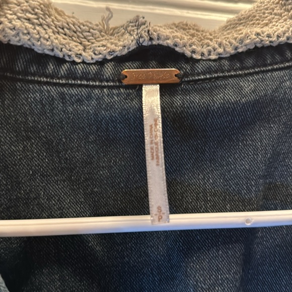 Free People distressed Jean jacket with thick fabric sleeves - Picture 4 of 4